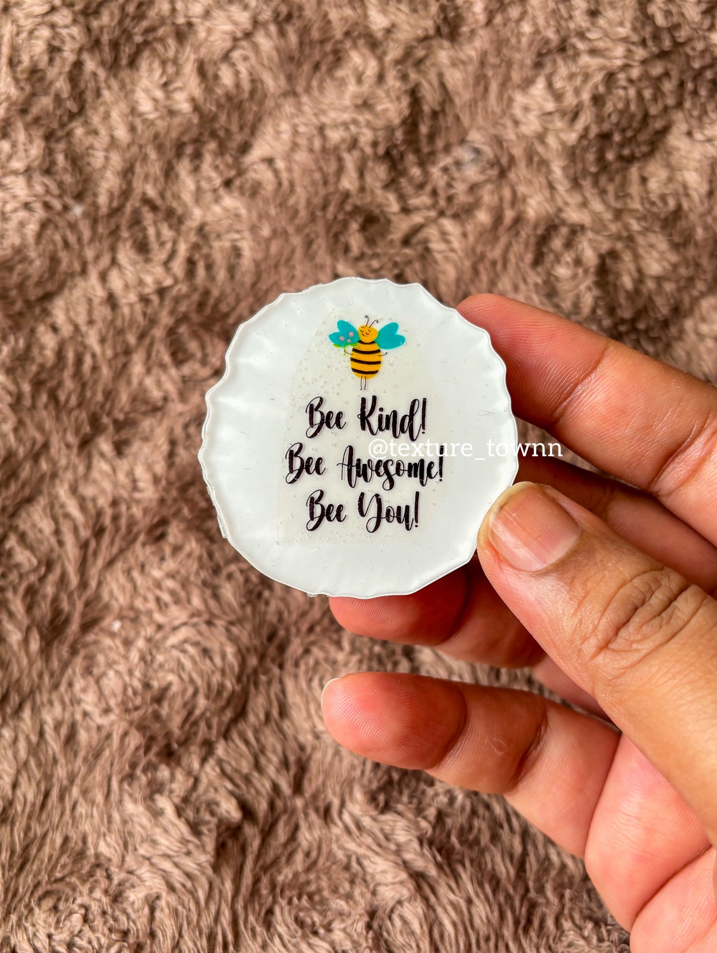 Handmade Resin Bee Keychain – Cute Bee-Themed Accessory
