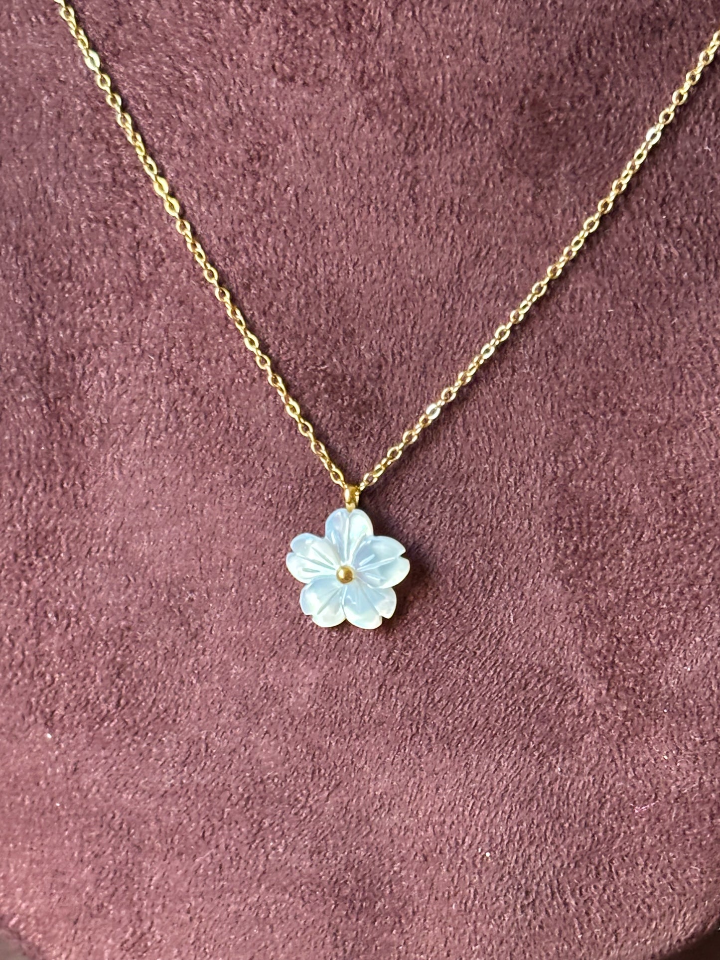 Mother of Pearl Flower Pendant Necklace