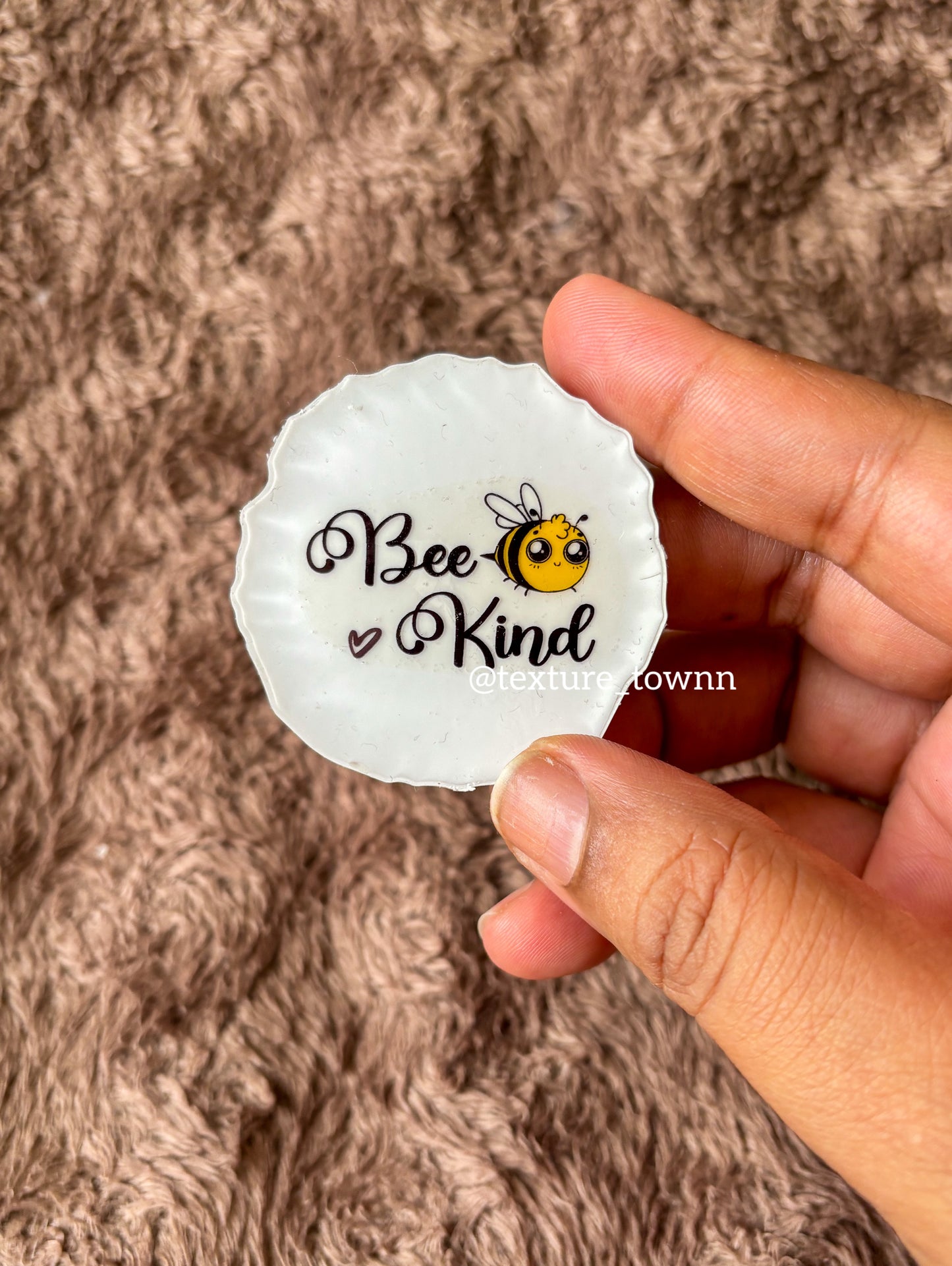 Handmade Resin Bee Keychain – Cute Bee-Themed Accessory