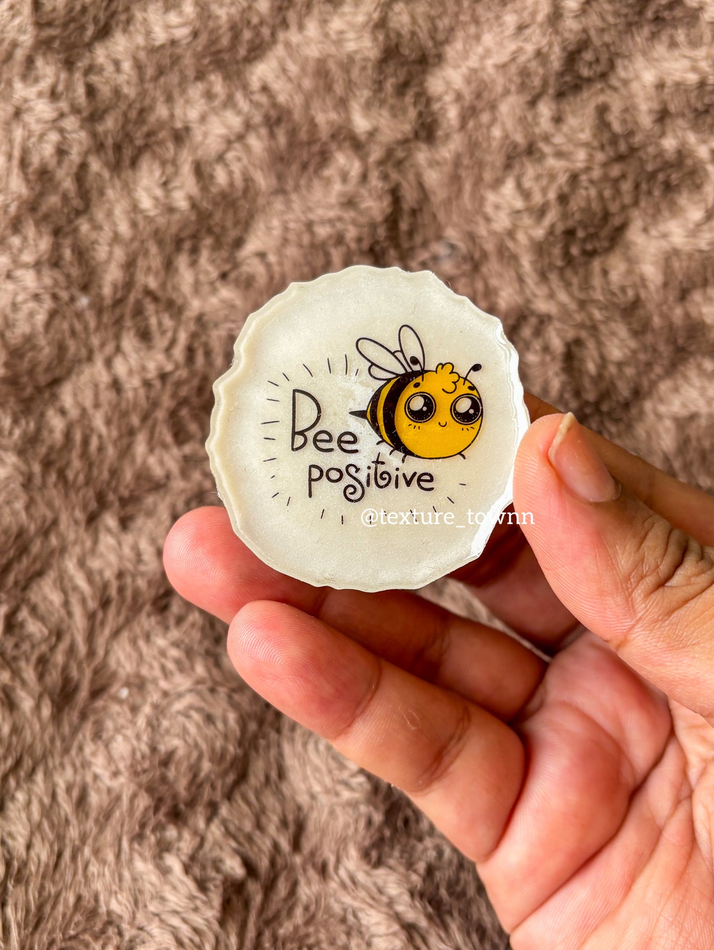 Handmade Resin Bee Keychain – Cute Bee-Themed Accessory
