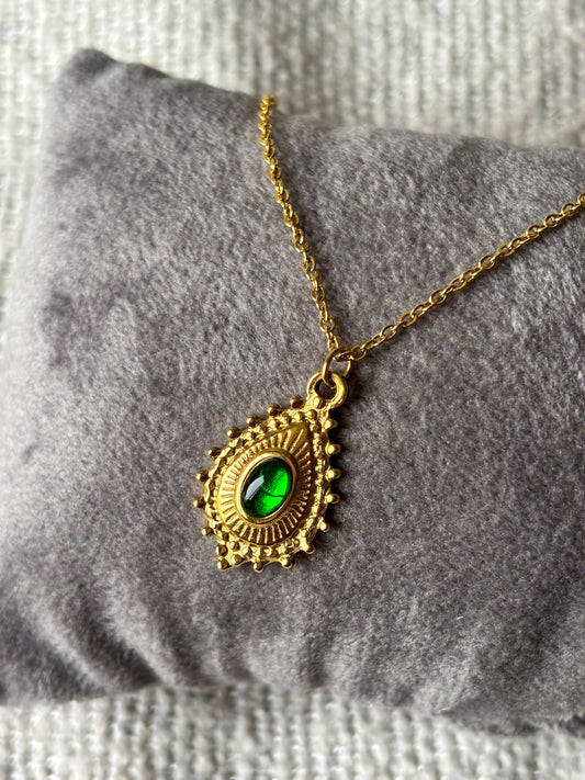 Emerald Stone Necklace – Elegant & Timeless