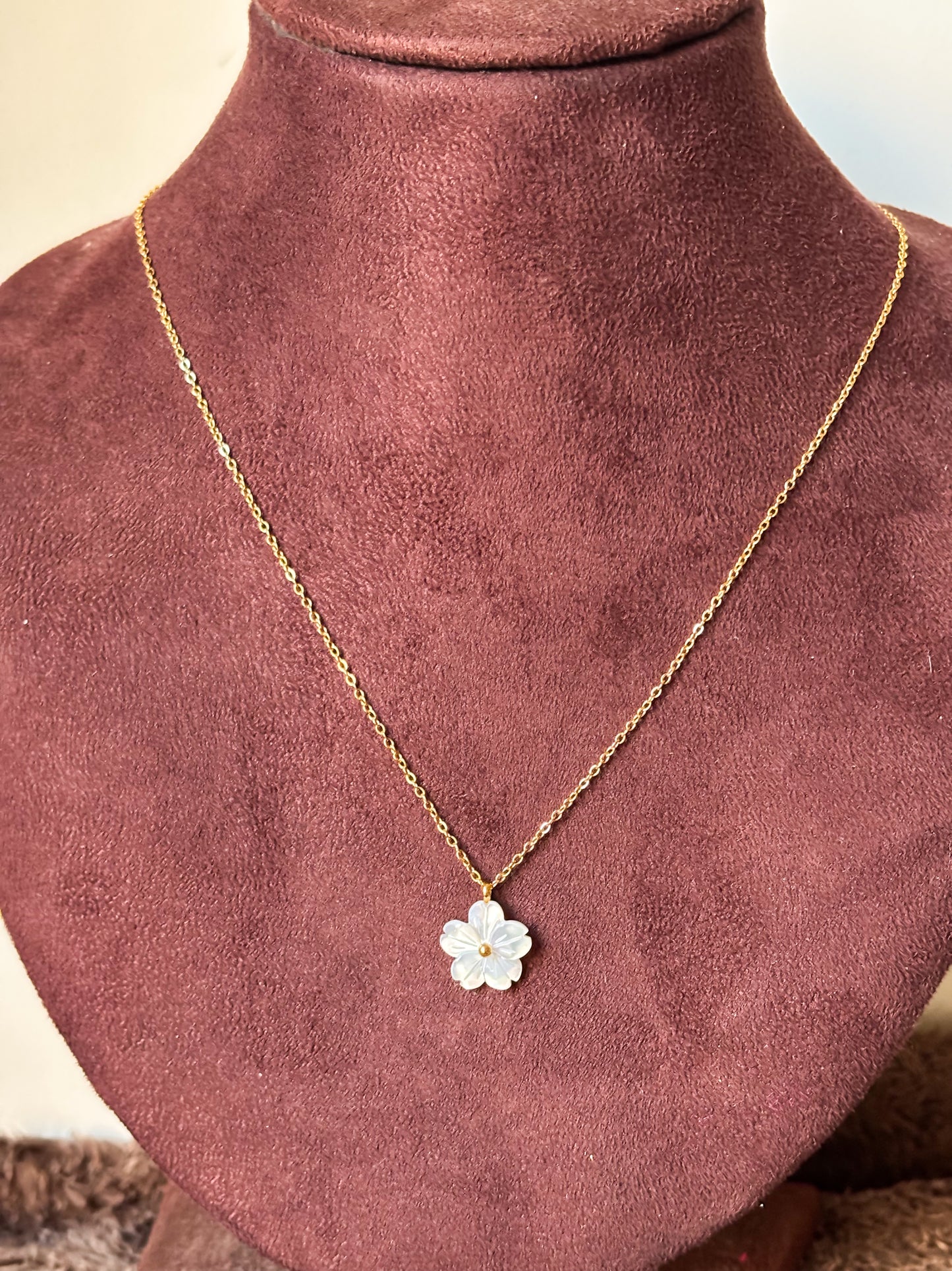 Mother of Pearl Flower Pendant Necklace