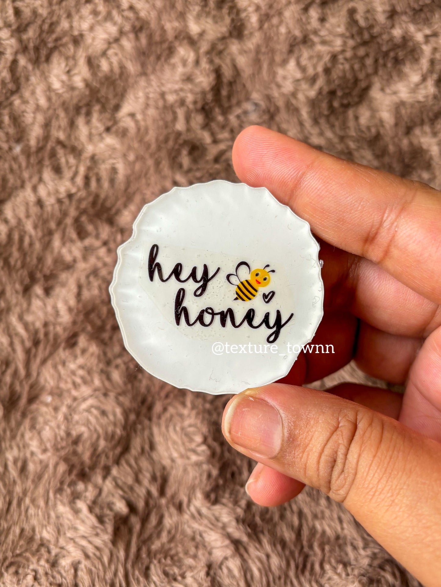Handmade Resin Bee Keychain – Cute Bee-Themed Accessory