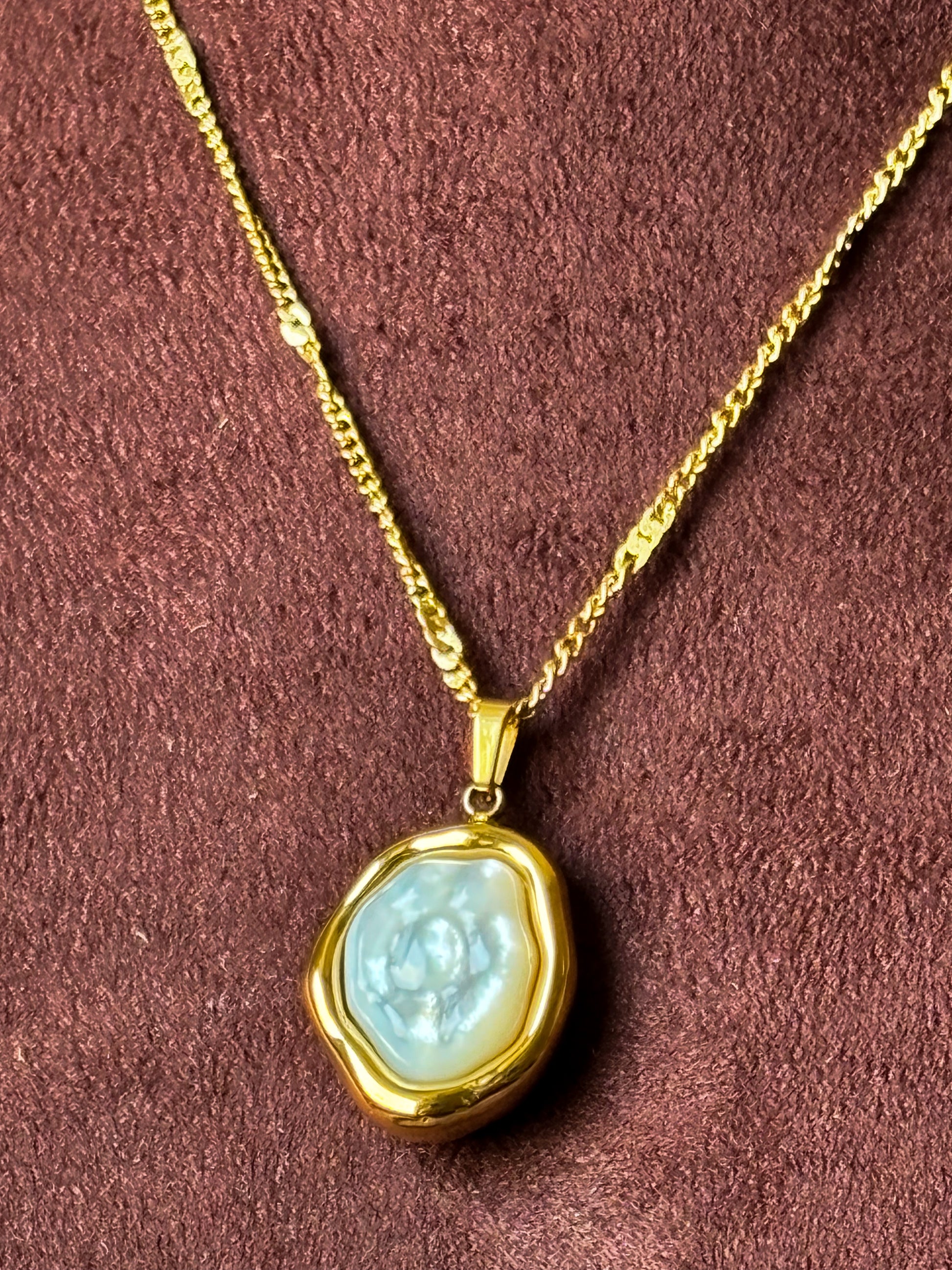 Elevate your everyday style with this gold-tone pearl pendant necklace, featuring a luminous pearl-inspired centerpiece and a textured chain