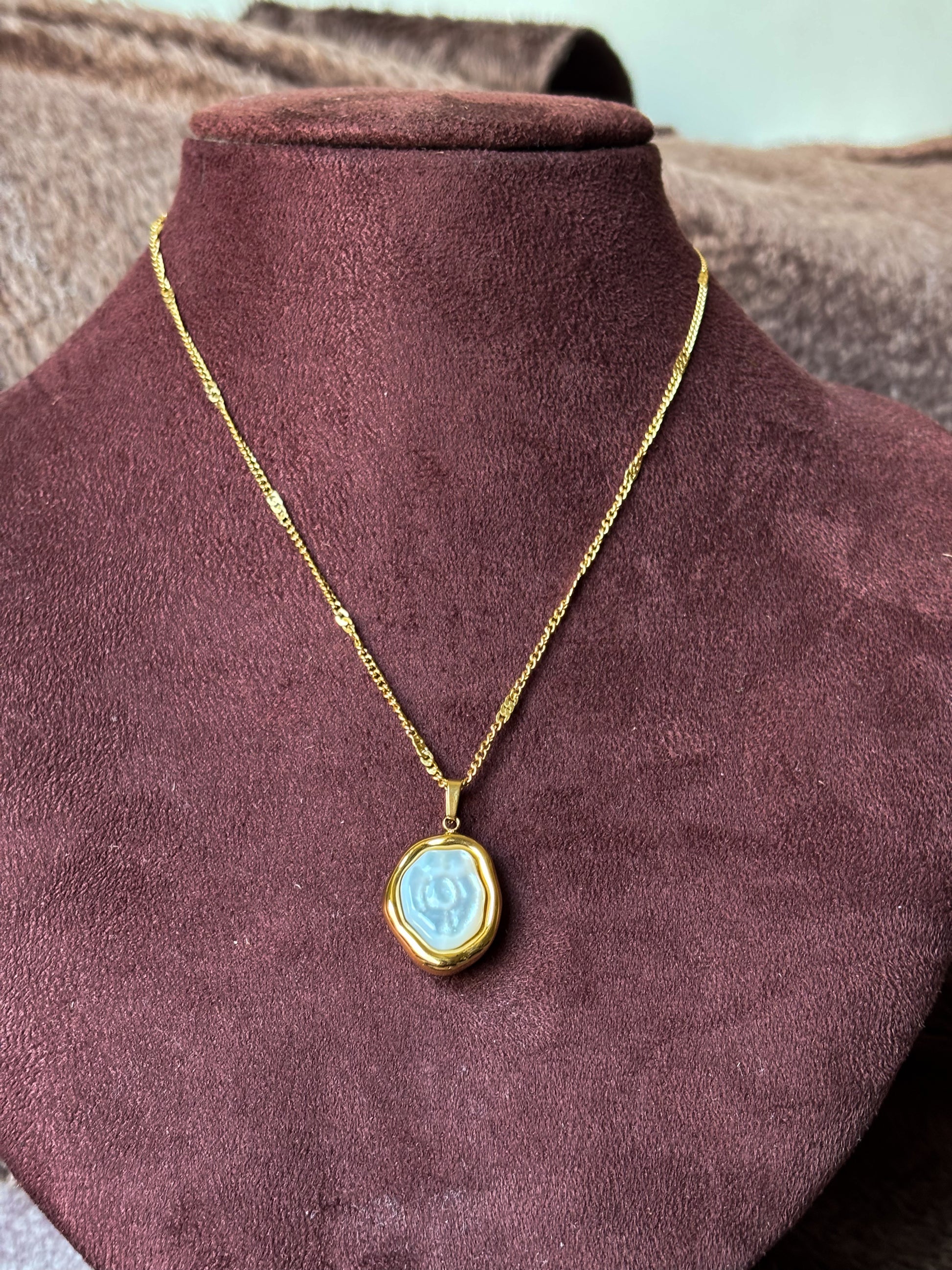 Elevate your everyday style with this gold-tone pearl pendant necklace, featuring a luminous pearl-inspired centerpiece and a textured chain