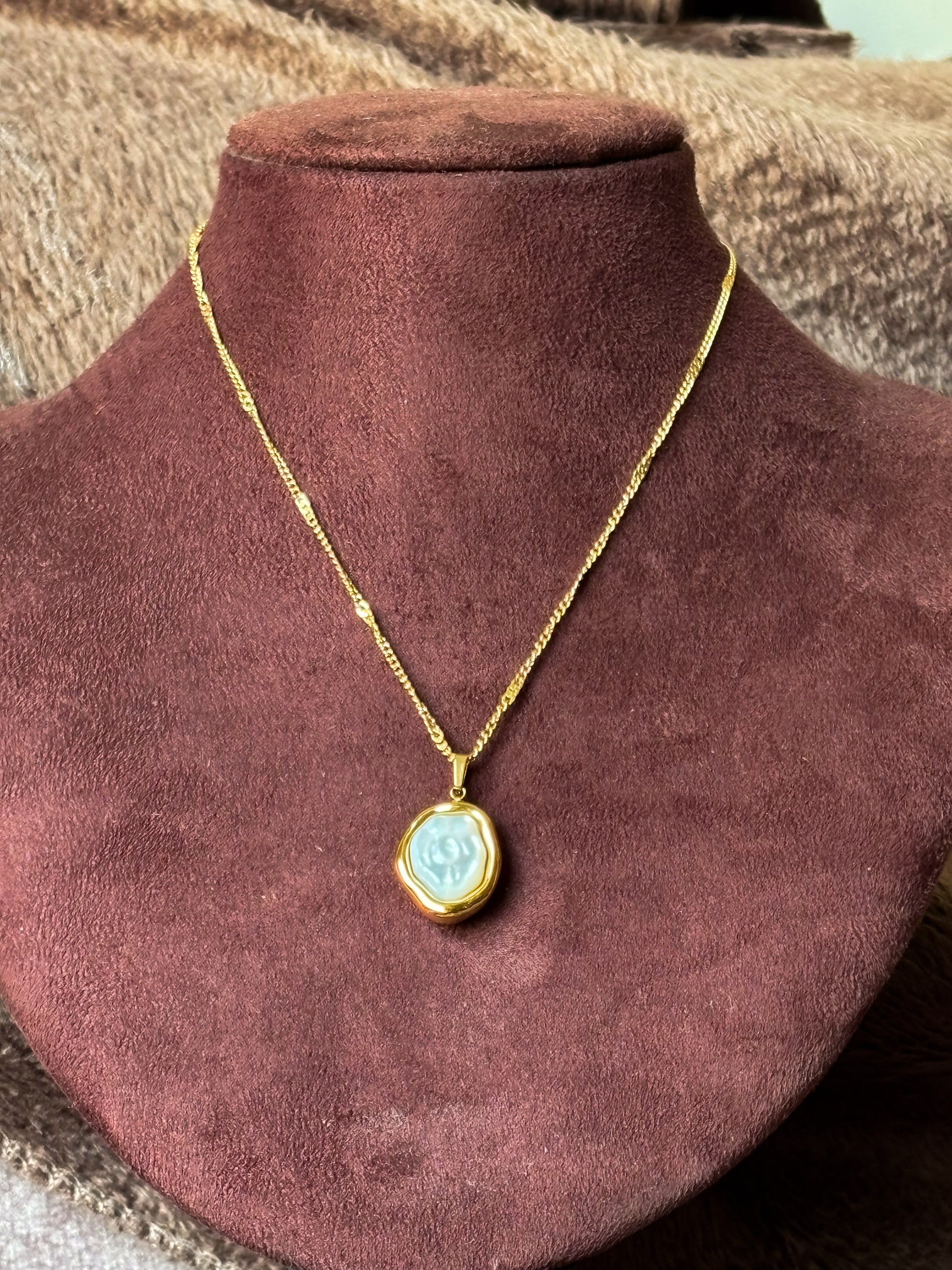Elevate your everyday style with this gold-tone pearl pendant necklace, featuring a luminous pearl-inspired centerpiece and a textured chain