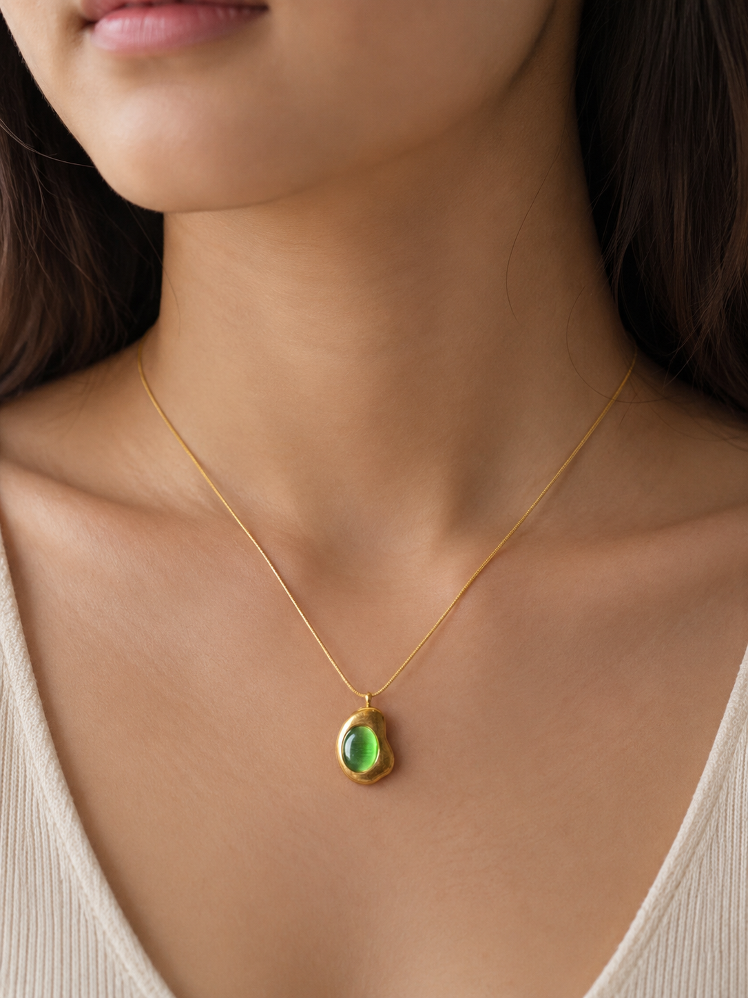 Emerald Glow Pendant Necklace