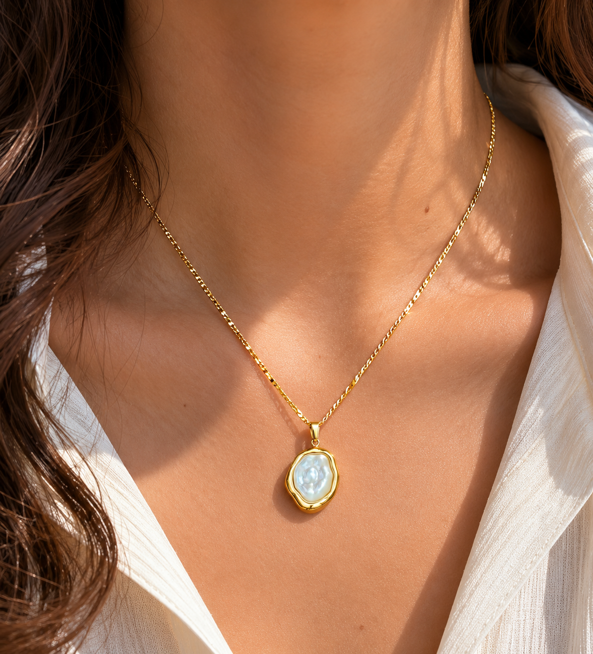 Elevate your everyday style with this gold-tone pearl pendant necklace, featuring a luminous pearl-inspired centerpiece and a textured chain