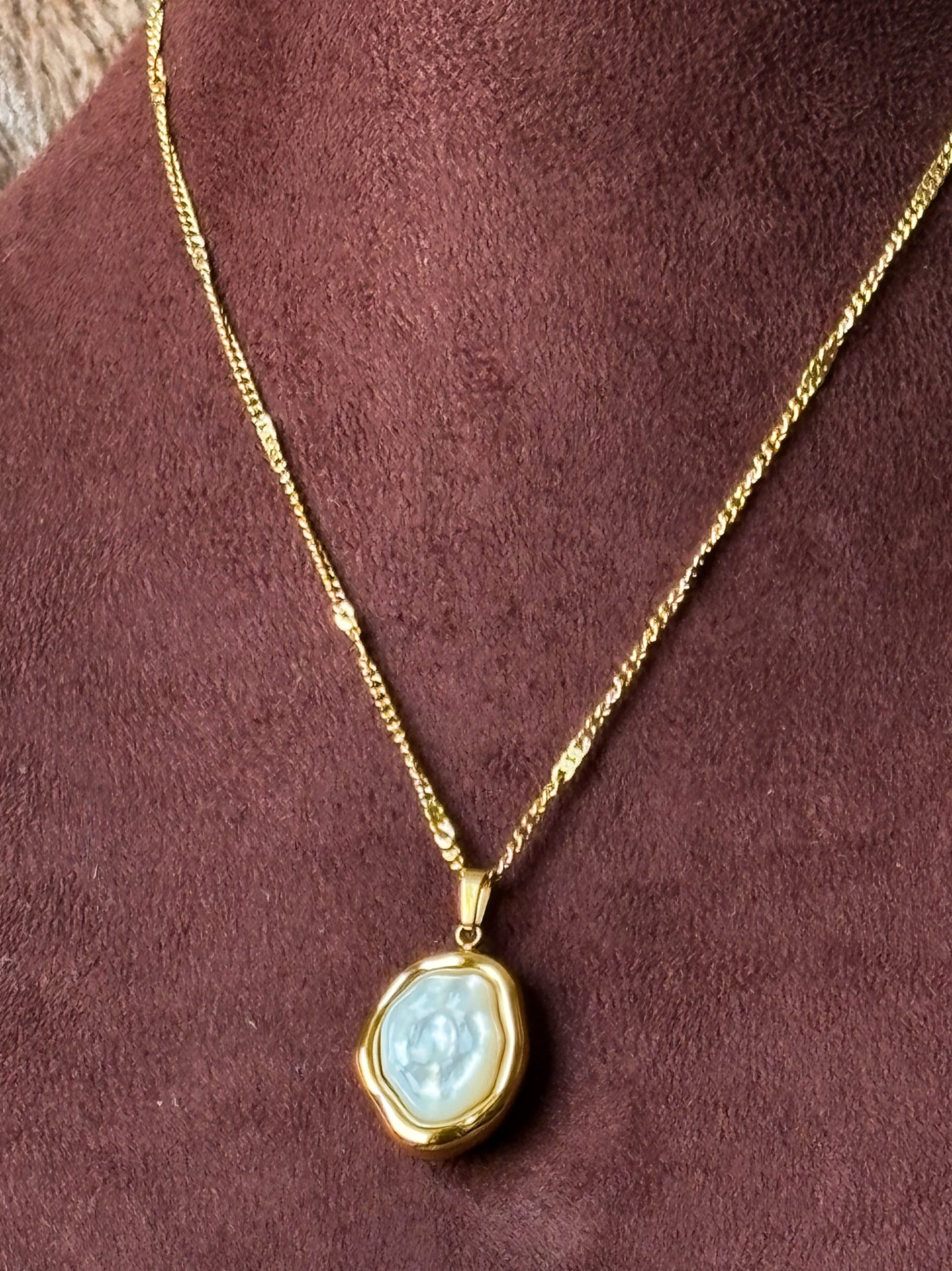 Elevate your everyday style with this gold-tone pearl pendant necklace, featuring a luminous pearl-inspired centerpiece and a textured chain